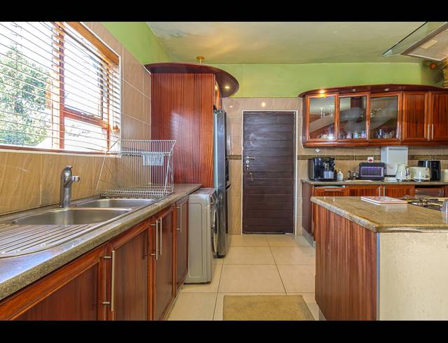 4 BEDROOM HOUSE FOR SALE IN HILLCREST PARK